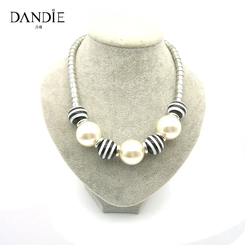 

Dandie Fashion White Imitation Pearl Black And White Acrylic Beads Necklace.
