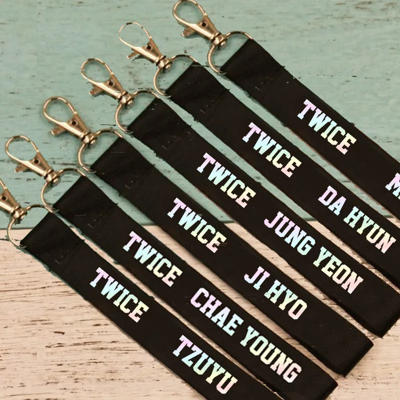 

Kpop TWICE Album Signal Tzuyu Pin Dahyun Sana Name Key Chain K-pop Key Ring Pendant Keyring Laser Keychain