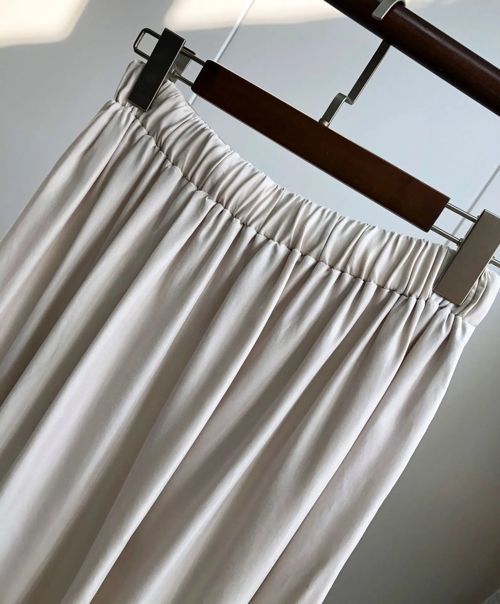 Медная Аммиачная короткая юбка Ранняя весна Трехцветная текстура тонкая и драпированная юбка с эластичным поясом