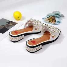 2019 summer new versatile with pearl ladies, a word dragged with a flat bottom wearing sandals and slippers