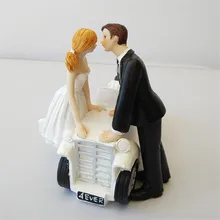 “Kiss of Car”Bride and Groom Toppers Couple Figurine Wedding Funny Cake Topper for Wedding Cake Decoration Supplies Cake Stand