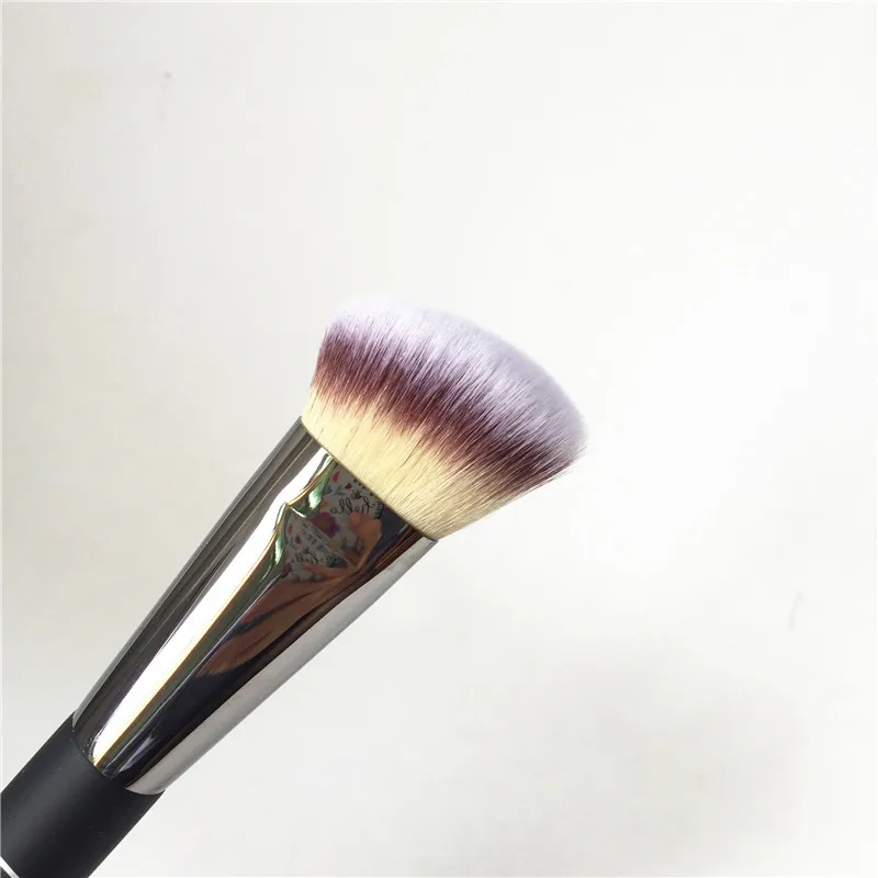 IT COSMETICS Angled Radiance Brush #10 _2