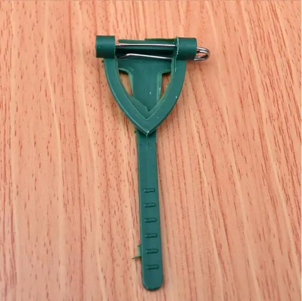 

Cheap 100Pcs/Lot 2.5x7cm Triangle Brooch Handmade Corsage Making Brooch Straps Plastic Accessories Advanced Brooches