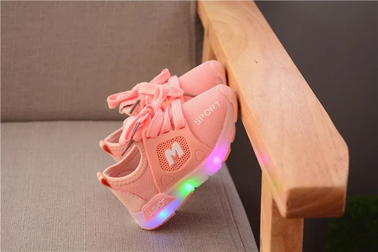 Новая мода светодиодный свет обувь для маленьких мальчиков и девочек спортивная обувь светящаяся детская повседневная обувь Мягкая Обувь для новорожденных