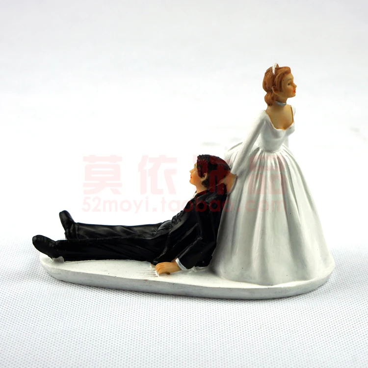 

Wedding Favor Escape Marriage Groom Bride Drag Groom Romantic Couple Figurine European Style Wedding Cake Toppers Wedding Decor