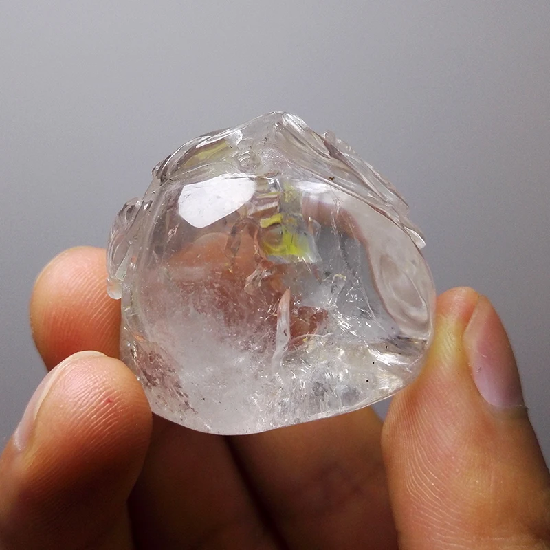 

36.2gInternal contains a natural white crystal yellow oil after hand-carved polished has a crack Oil can flow in space