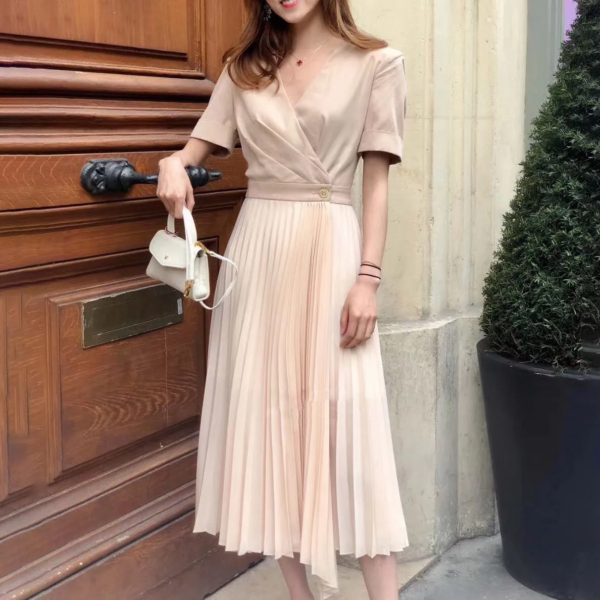 

Spring and Summer 2019 New OL Style Suit Collar Pleated Dress Two Colors Summer Black Dress Women