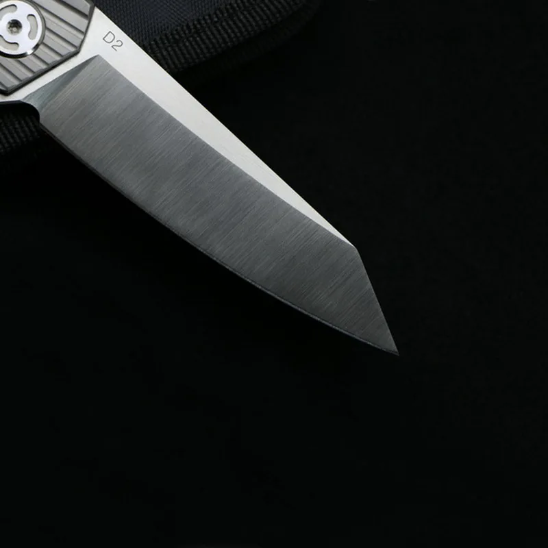 Bear-claw-Parallel-lines-Flipper-folding-knife-D2-Blade-ball-bearing-Titanium-handle-Outdoor-survival-tactical (1)_