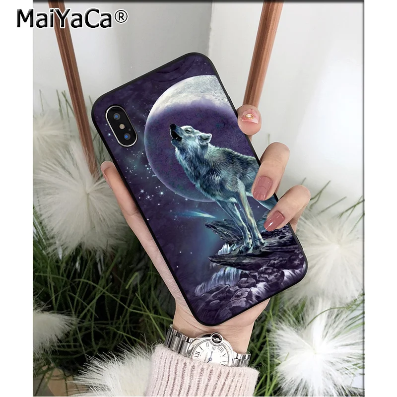 Moon roaring wolf