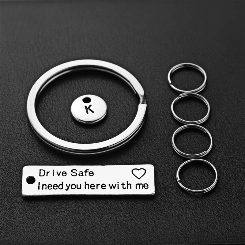 Безопасный брелок для ключей с гравировкой, буквами A-Z, индивидуальный брелок для влюбленных пар, пар, парней, подарок для автомобиля P013