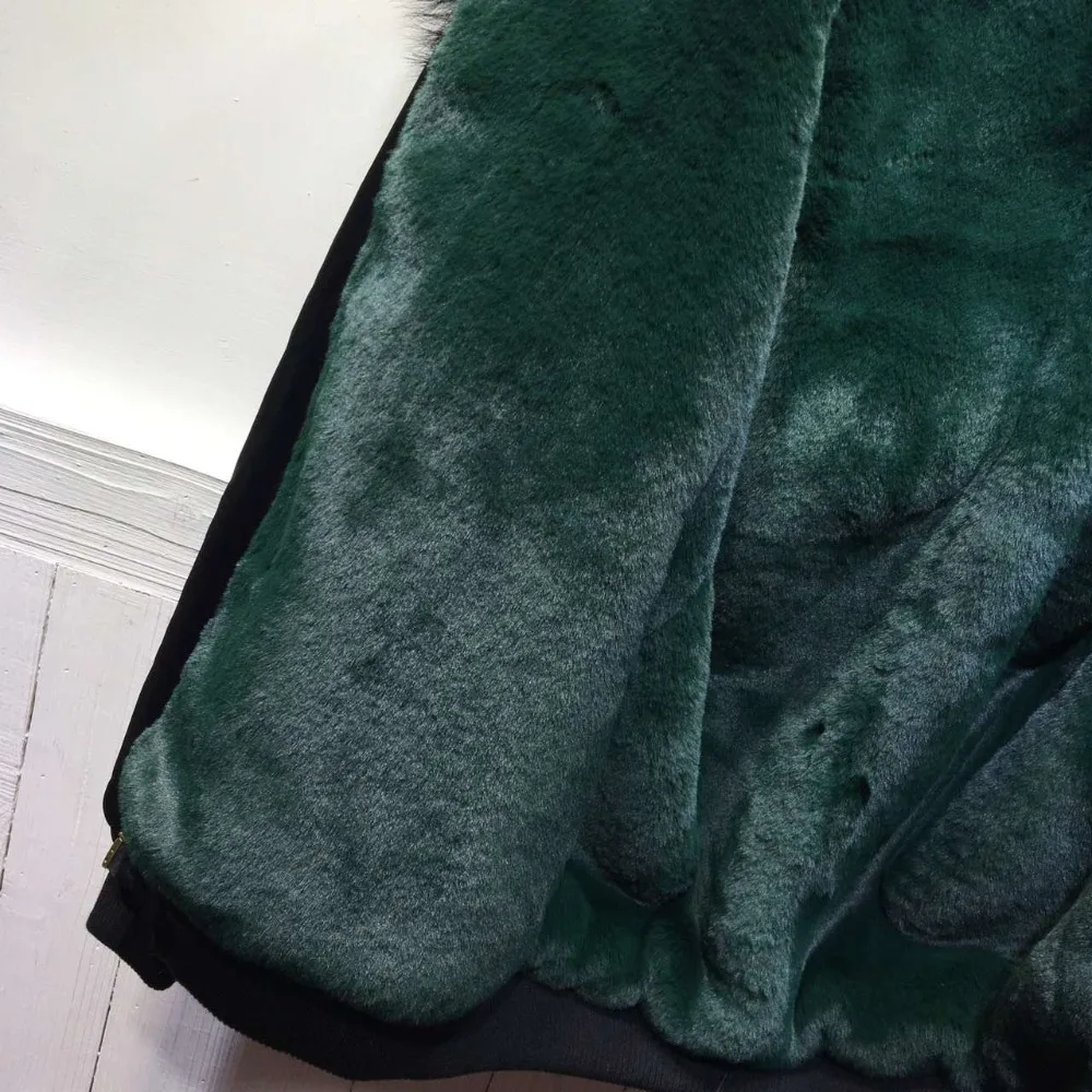 Черная меховая парка-бомбер с темно-зеленым искусственным мехом, короткая мини-куртка для женщин, красивая зимняя куртка с воротником из меха енота