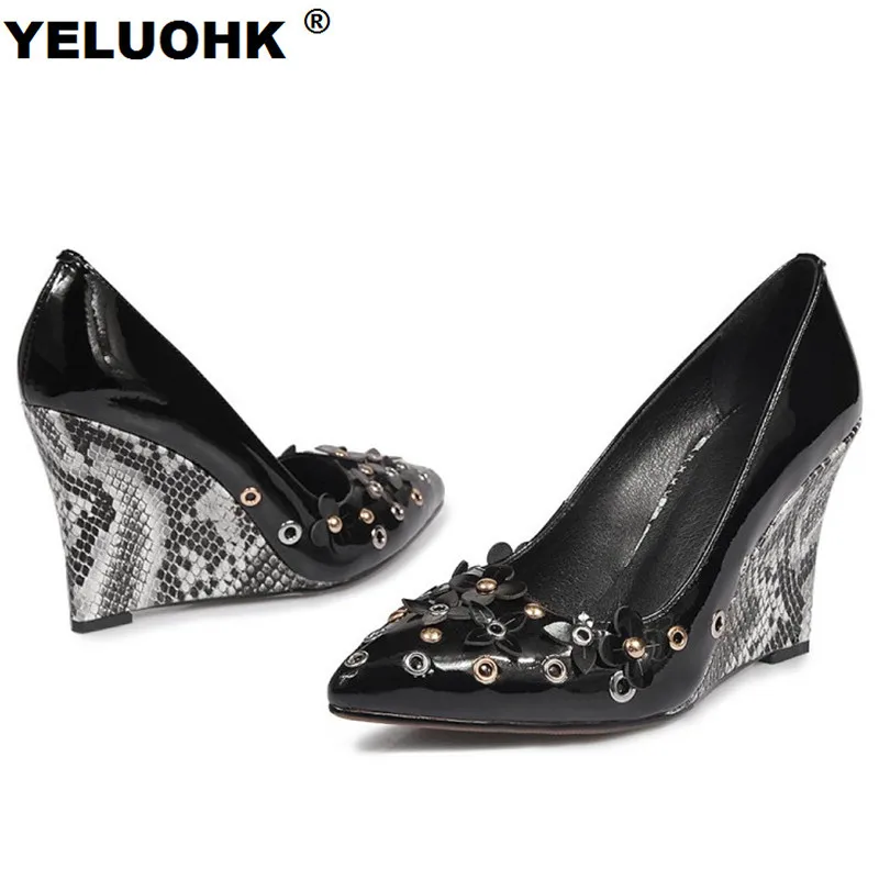 

2018 Brand New Patent Leather Shoes Women Pumps Fashion Flower Pointed Toe Sexy High Heels Comfortable Wedge Shoes Spring