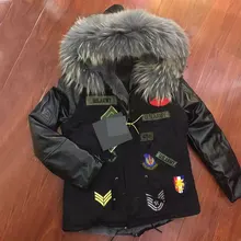 Черная короткая женская куртка с серым искусственным мехом