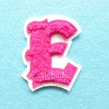 Пользовательские розовые буквы E синель вышивка патч значки брошь