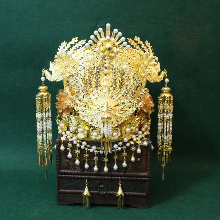 Золотое платье напрокат. Empress of the golden blossom barbie. Золотые ювелирные украшения. Золотистое свадебное платье. Желтый драгоценный камень.