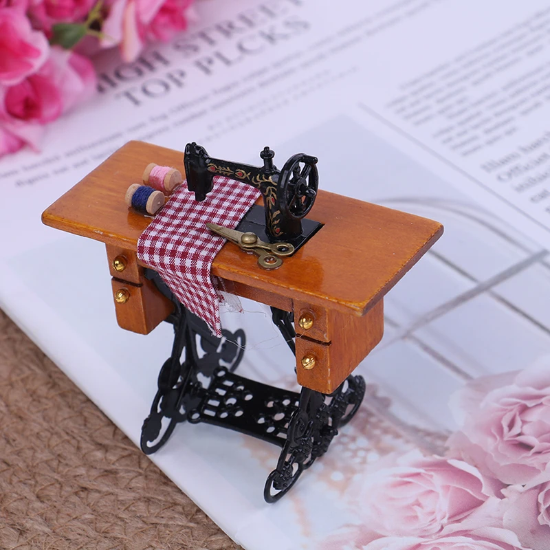 

2019 1/12 Scale Dollhouse Decoration Wooden Miniature Furniture Families Vintage Miniature Sewing Machine With Cloth