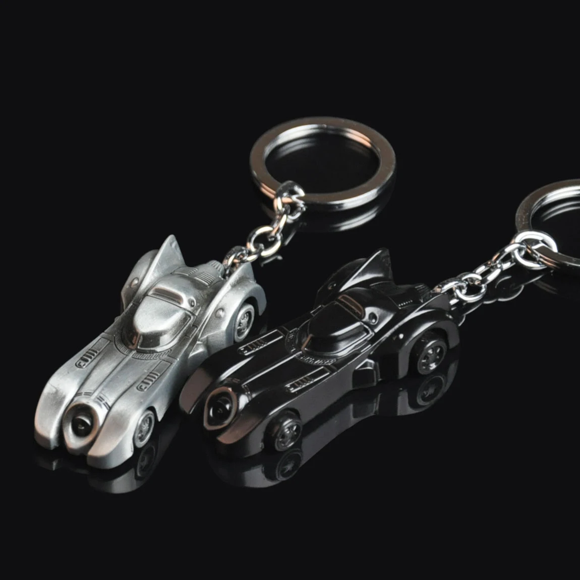 

2 Colors The Dark Knight Batman Car Model Batmobile Keychain Alloy Key Ring for Men's Gifts Superman Batman Key Holder