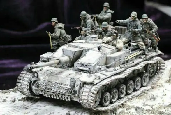 

Classic 1/35 Resin Kits German Tank Soldier in Attacking 8pcs/set (no tank)