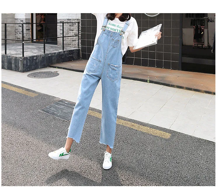 Stylish suspender jeans. College style, casual denim pants. (34)