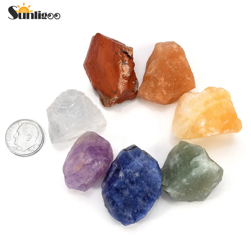 Günstige Sunligoo 7 stücke Chakra Natürliche Steine Grobe Kristalle für Taumeln Cabbing (Amethyst Klar Quarz Sodalith  topaz) 0,95 \