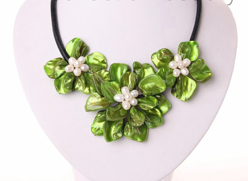 

>>>>classic white baroque cultured pearl green shell flower leather necklace m355