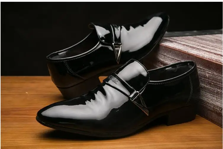 Новинка года; мужские свадебные туфли черного и коричневого цвета; деловые кожаные туфли; Мужская официальная обувь; Туфли-оксфорды из лакированной кожи с острым носком; 48 LL-95