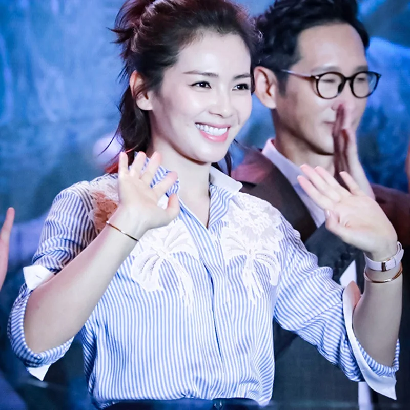 

Liu Tao The Same Lace Embroidered Blue and White Striped Shirt Long-sleeved 2019 New Version of The Trim Body Thin Shirt Women