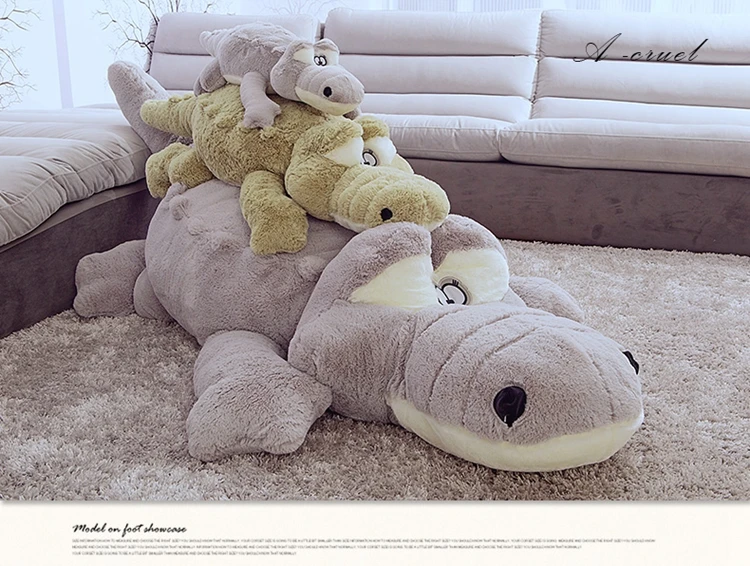 Dorimytrader Jumbo Cartoon Alligator Stuffed Toys Soft Plush Lovely Large Animal Crocodile Dolls Toy Pillow 79inch 200cm DY60174 (7)