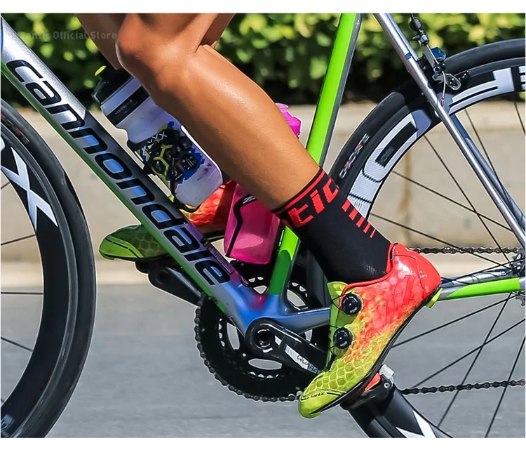 Santic велосипедные носки для мужчин и женщин Дышащие анти-пот MTB велосипед носки для бега Баскетбол Спорт на открытом воздухе носки Calcetines Ciclismo