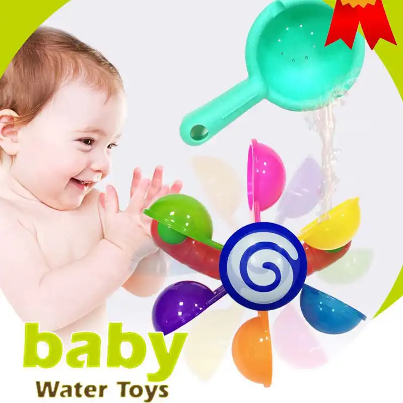 la bebe juega con juguetes de agua