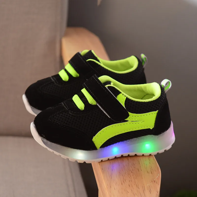 Детские светящиеся кроссовки со светом, светодиодный святящаяся повседневная обувь для мальчиков и девочек ясельного возраста, мигающие дышащие сетчатые для детей, спортивная обувь - Цвет: Черный
