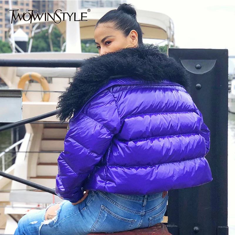 Женский короткий пуховик TWOTWINSTYLE черный зимний оверсайз с шерстяным воротником и