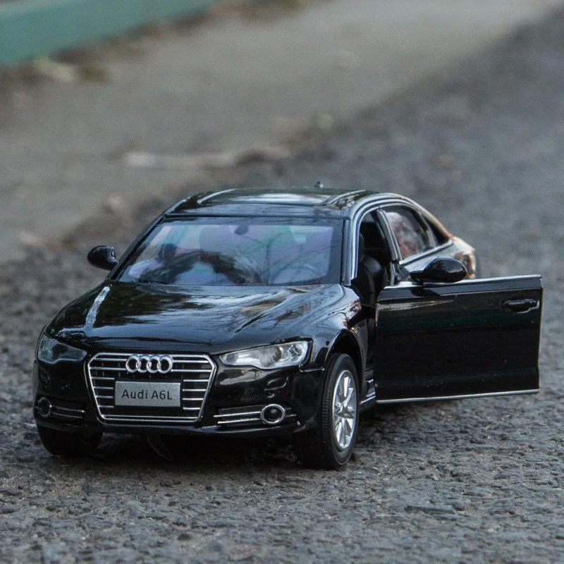 Литая модель автомобиля из сплава 1/32 электронная со светом и звуком детская