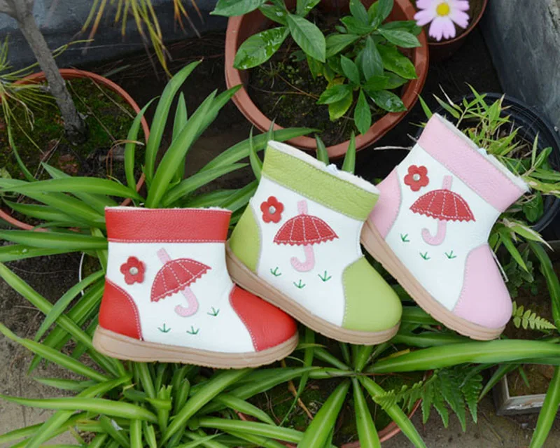 Обувь для девочек; натуральная кожа; плюшевая подкладка; зонтик; цветы на траве; забавная обувь; красный, розовый, зеленый цвет; зимняя новая коллекция