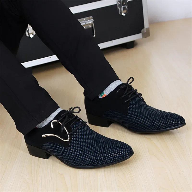Мужская кожаная обувь в сдержанном стиле; мужская деловая модельная обувь черного цвета в клетку с острым носком; дышащая официальная Свадебная Классическая обувь; мужские лоферы; коллекция года