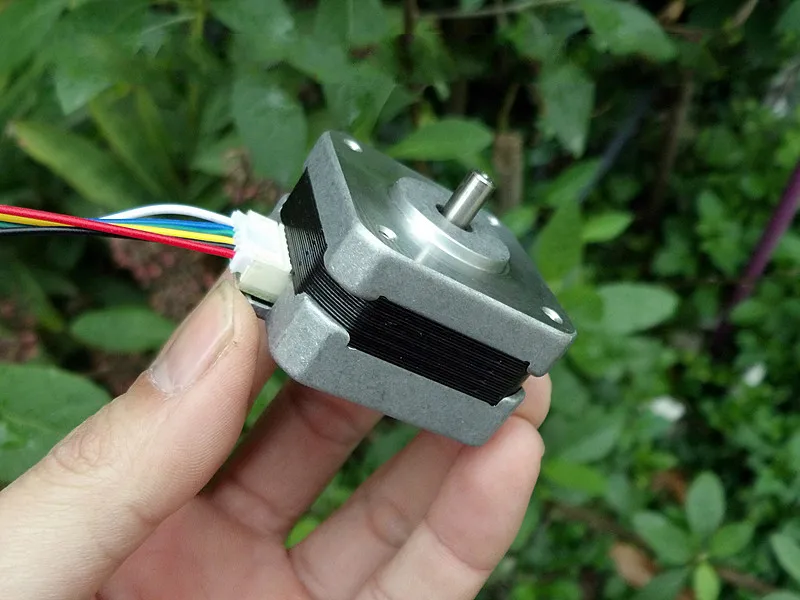 

Two-phase four-wire 42 stepper motor Machine height 25 MM 0.15 N.m Step angle 1.8 degrees(6.3)
