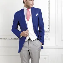 Одним нажатием кнопки на ярко-синее платье заостренными лацканами жениха, удерживает костюм для свадьбы мужской костюм(куртка+ штаны+ жилет, галстук-бабочка