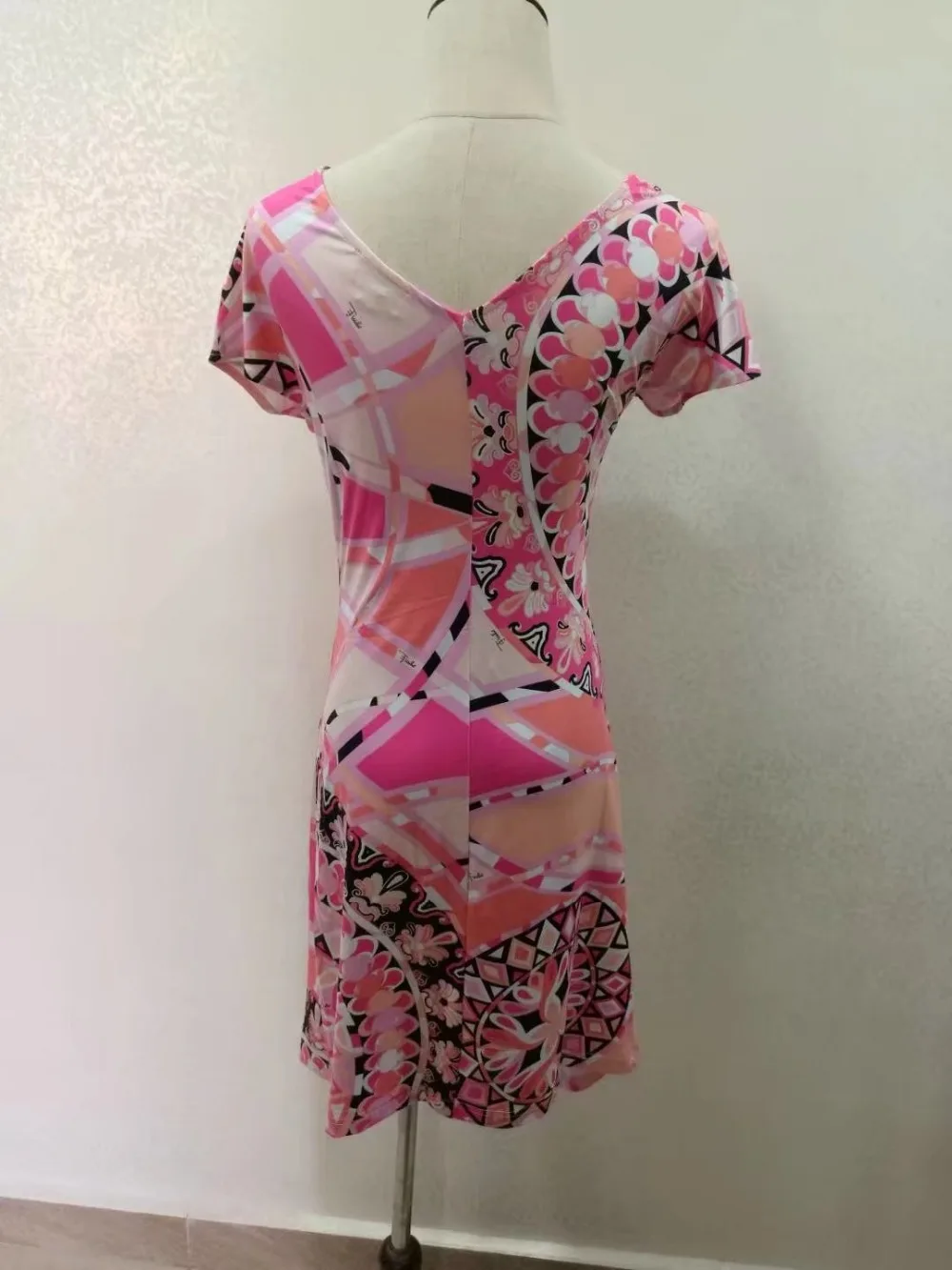 Лето Европейский высокое качество дизайнерское платье женские Рубашка с короткими рукавами розовый Геометрические печати по колено Джерси шелковое платье