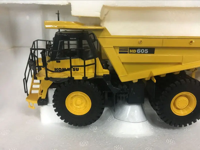 Универсальный хобби Komatsu HD 605 внедорожный грузовик 1:50 Масштаб литой UH8009