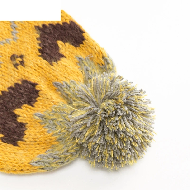 pom pom wooly hat