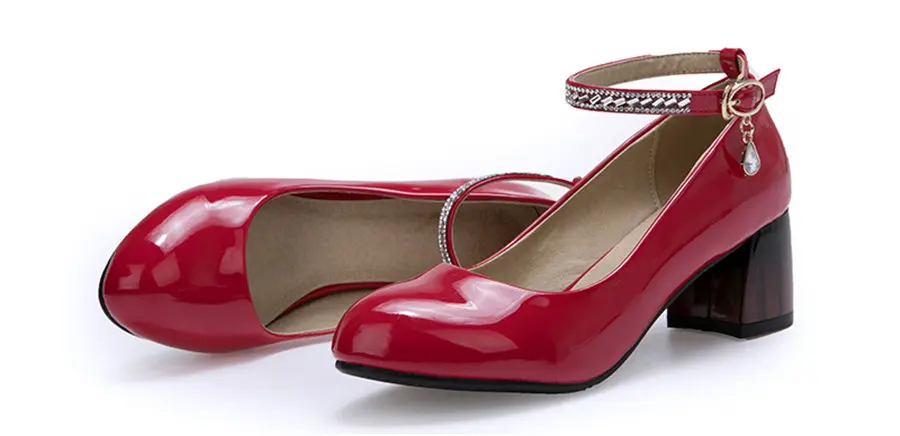 Элегантные красные женские туфли-лодочки на высоком квадратном каблуке; черные Повседневные Вечерние туфли из лакированной кожи с круглым носком и ремешком на щиколотке с кристаллами; офисные женские туфли