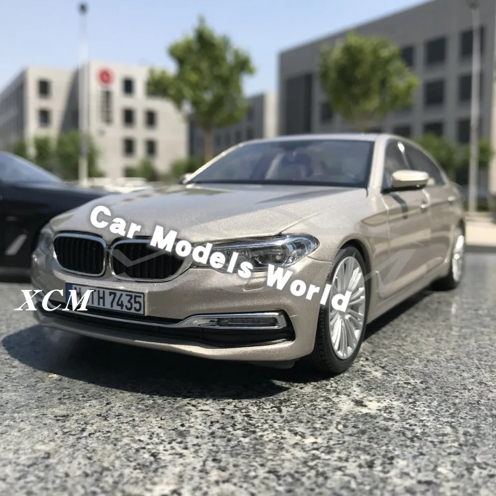 

Diecast Car Model for Kyosho G38 5 Series Exclusive China Edition 1:18 (Silver/Gold) + SMALL GIFT!!!!!!