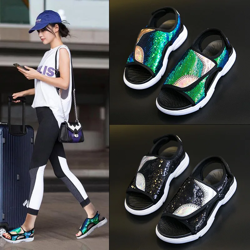 Koovan المرأة الصنادل الإناث طالب الصيف 2019 جديد البرية شقة نكهة الترتر الأحذية الخيالية للفتيات الصنادل