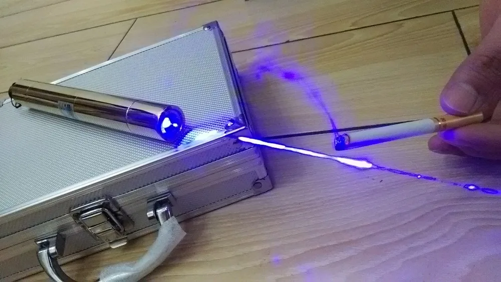Мощная лазерная указка которая поджигает спички. Лазер мощный прожигает. Самый мощный лазер. Лазер 450nm 4w danger. Лазер мощный прожигает.