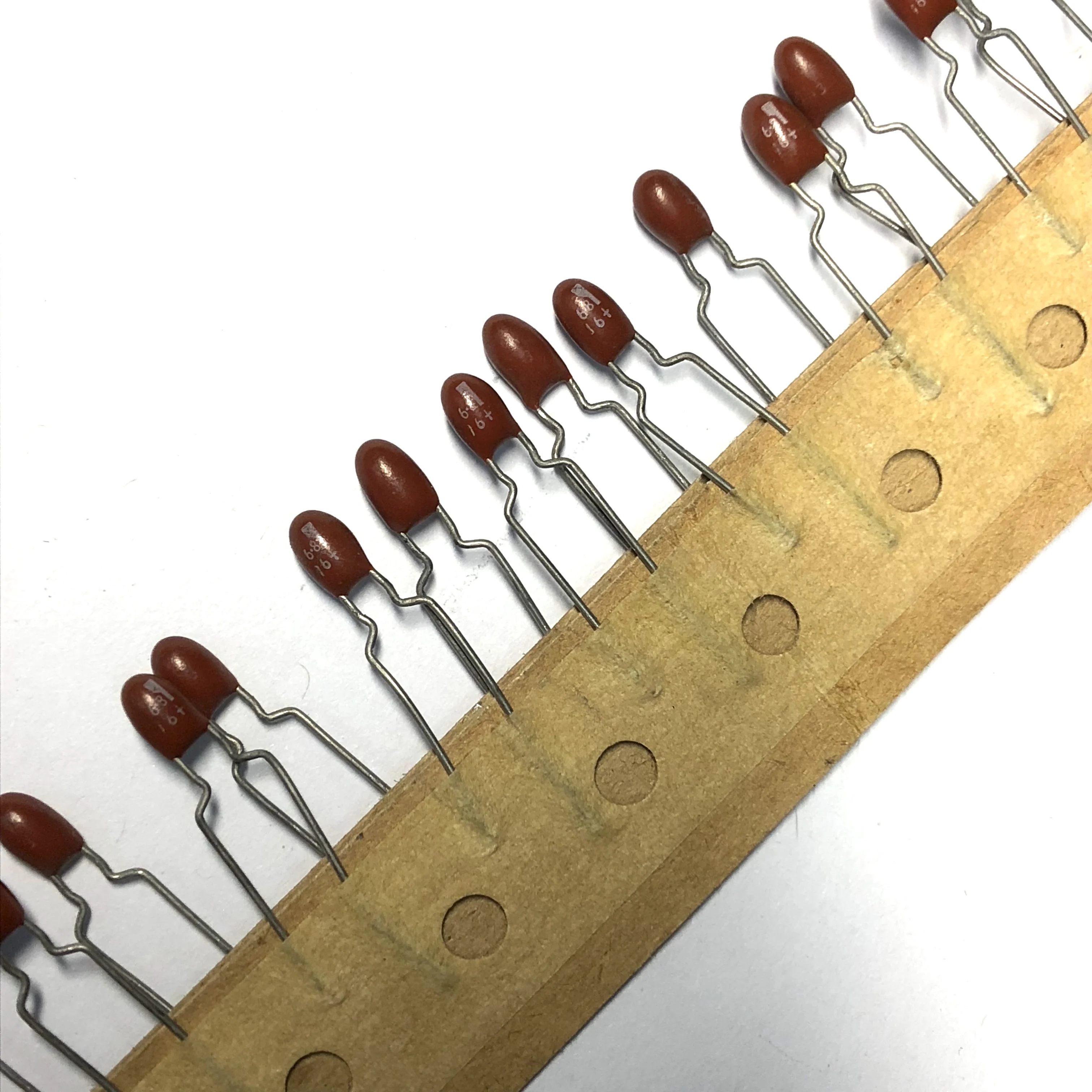 

10pcs 6.8uF 16V Tantalum capacitor 16V6.8uF 685 DIP Radial Red