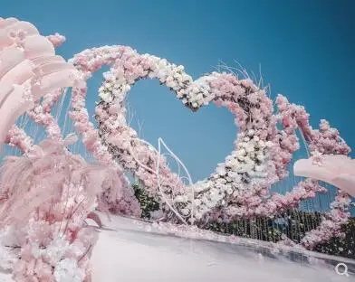 

Wedding props iron heart-shaped rack wedding heart-to-heart arch outdoor lawn background wedding props.