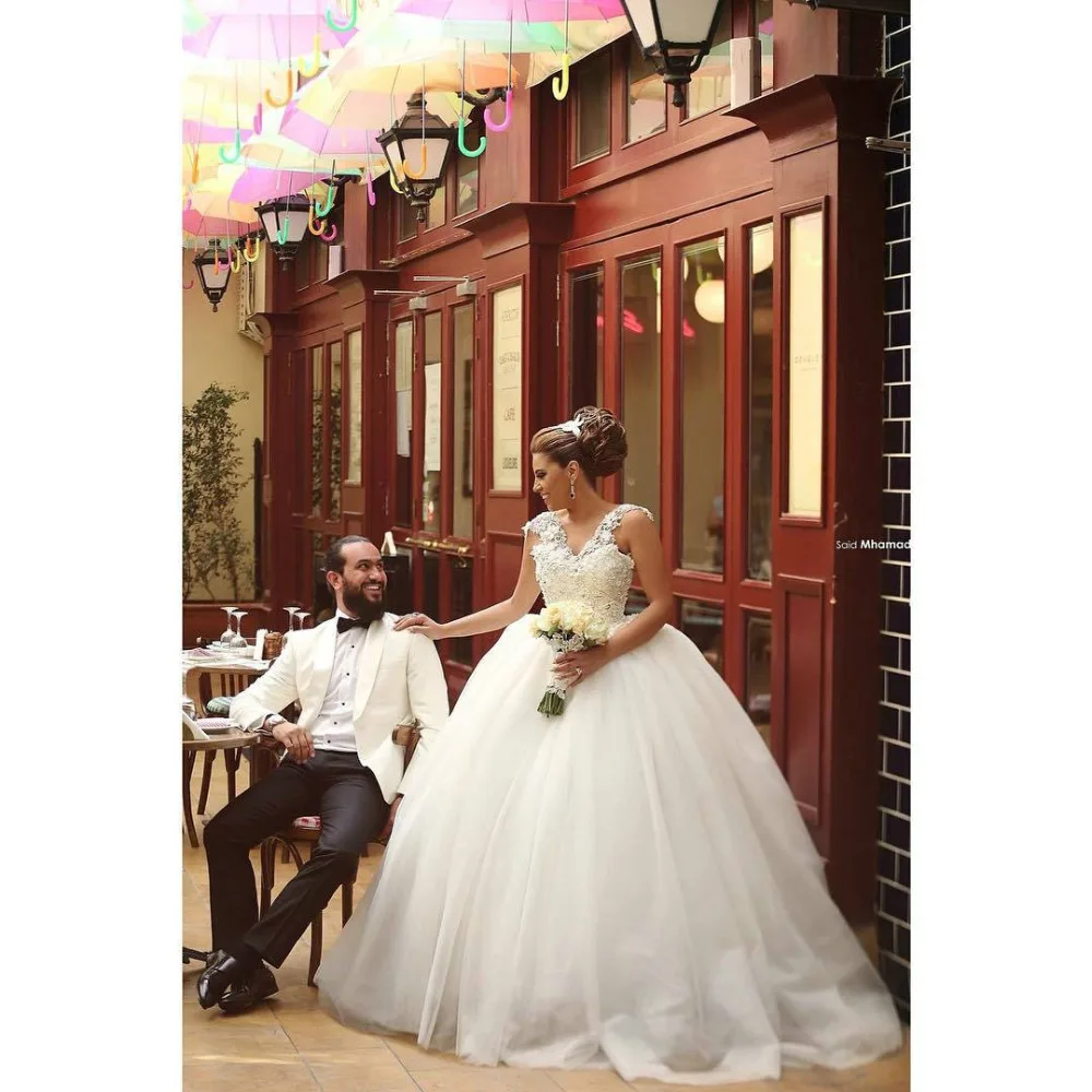 

Custom Luxury Wedding Dresses Princess Ball Gown V Neckline Appliqued Beaded Sequins White Tulle Lace Wedding Gowns Ruffles