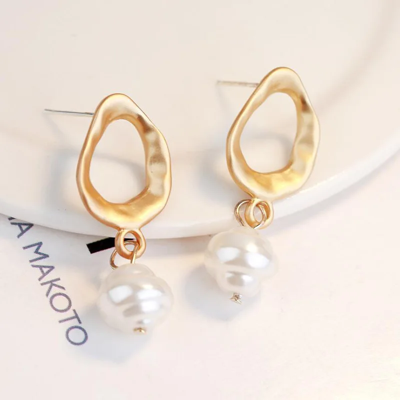 

Fresh Temperament Earrings Metal Geometric Long Simulation Pearl Earrings Irregular Earrings Romantic Holiday Party Accessories