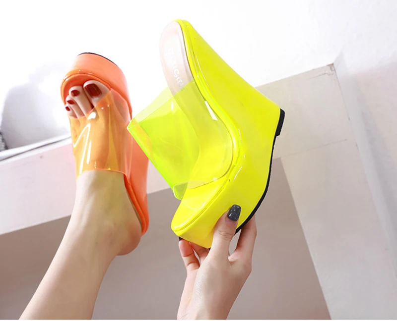 Женские шлепанцы на высоком каблуке 16 см; желтые сандалии; прозрачные летние сандалии для женщин; обувь на танкетке; женские шлепанцы