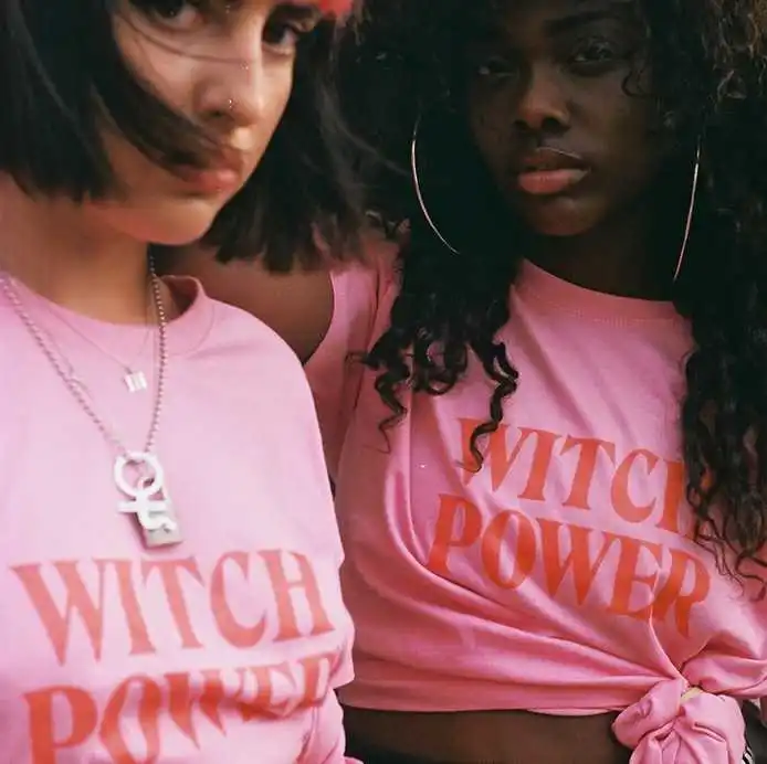 Женская забавная футболка WITCH POWER розовая с коротким рукавом и круглым вырезом на